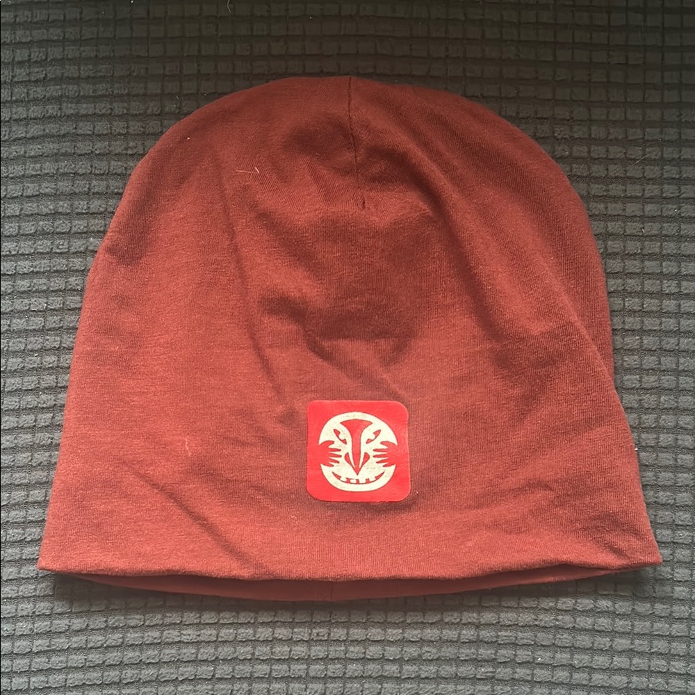 Authentic Greenlandic Meqqusaalik burgundy Skullcap Beanie w/ traditional Logo.